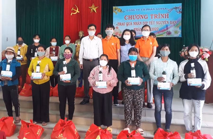 Ủy ban MTTQ Việt Nam huyện Chư Prông vận động doanh nghiệp hỗ trợ tặng quà Tết cho người dân. Ảnh: Nhật Hào