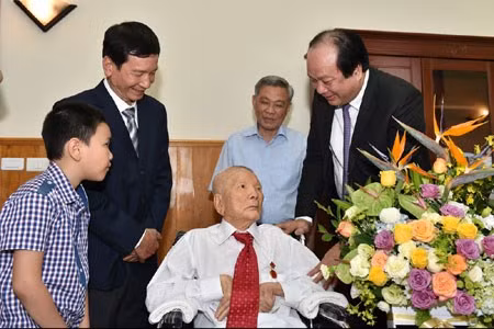 Bộ trưởng, Chủ nhiệm Văn phòng Chính phủ Mai Tiến Dũng hỏi thăm sức khỏe đồng chí Nguyễn Côn hồi năm 2017. (Ảnh: Văn phòng Chính phủ)