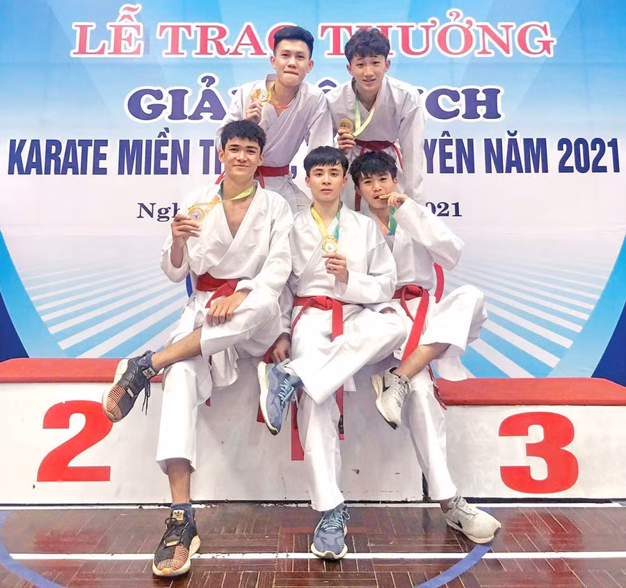 Vận động viên Nguyễn Văn Trường (hàng trước, bìa trái) cùng đồng đội. Ảnh: Hà Phương