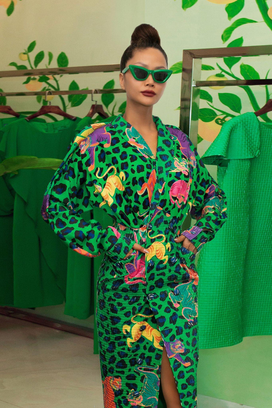 H'Hen Niê diện thiết kế nhiều màu sắc, gây ấn tượng bởi kiểu tóc cá tính cùng mắt kính thời thượng. Ảnh: BTC