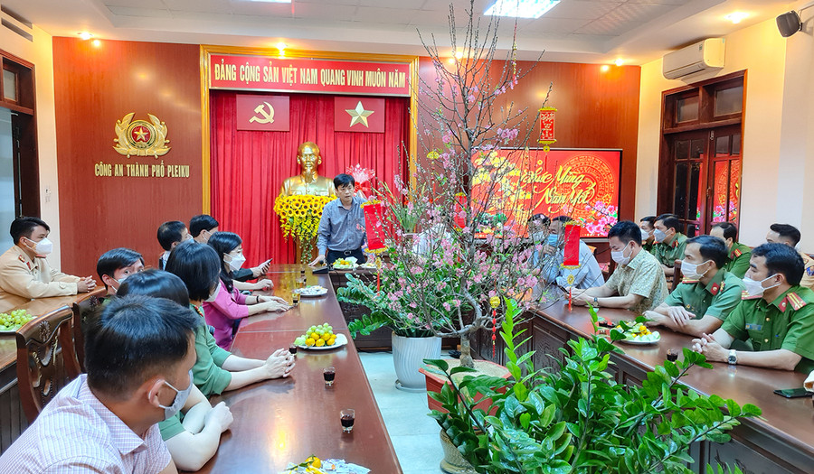 Chủ tịch UBND TP. Pleiku thăm, chúc Tết cán bộ, chiến sĩ Công an TP. Pleiku làm nhiệm vụ đêm giao thừa. Ảnh: Bá Bính