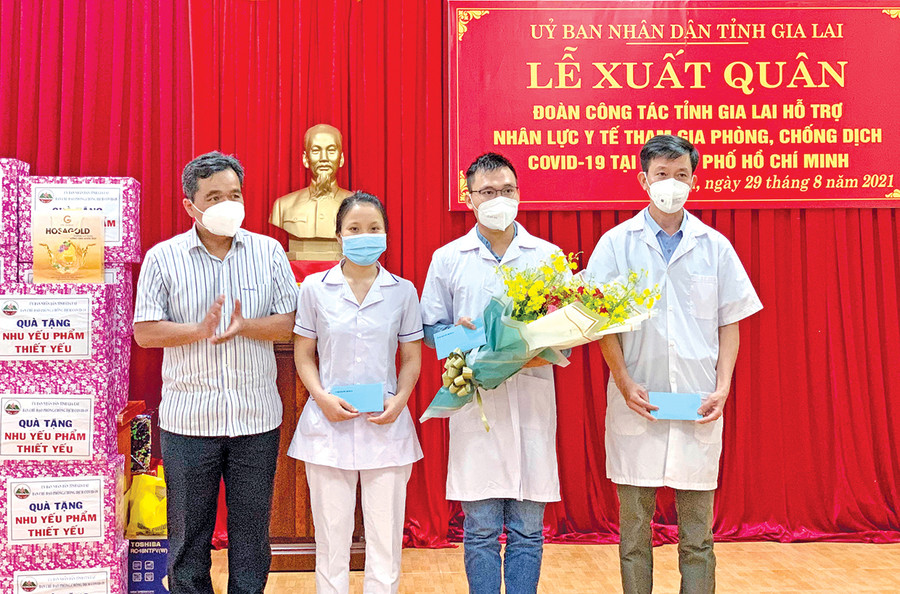 Đồng chí Hồ Văn Niên-Ủy viên Ban Chấp hành Trung ương Đảng, Bí thư Tỉnh ủy, Chủ tịch HĐND tỉnh tặng quà đoàn công tác tỉnh Gia Lai hỗ trợ chống dịch Covid-19 tại TP. Hồ Chí Minh. Ảnh: Như Nguyện