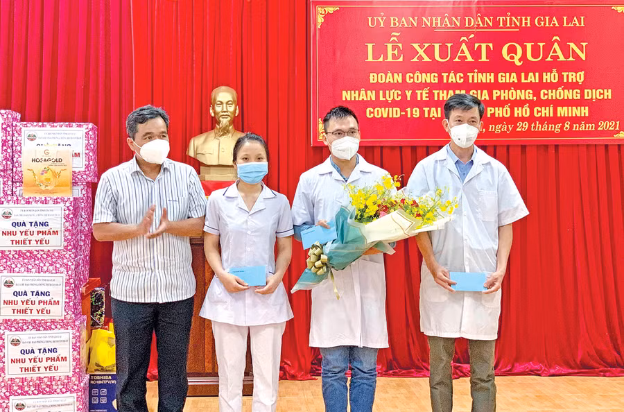 Đồng chí Hồ Văn Niên-Ủy viên Ban Chấp hành Trung ương Đảng, Bí thư Tỉnh ủy, Chủ tịch HĐND tỉnh tặng quà đoàn công tác tỉnh Gia Lai hỗ trợ chống dịch Covid-19 tại TP. Hồ Chí Minh. Ảnh: Như Nguyện