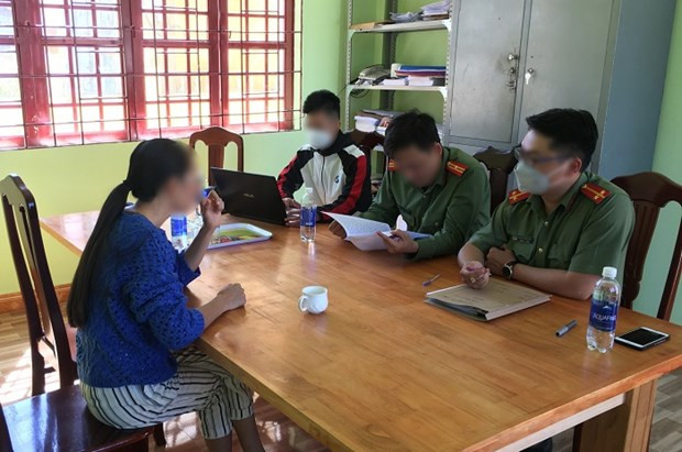 Lực lượng Công an làm việc với người vi phạm. Nguồn: cand.com.vn Lực lượng Công an làm việc với người vi phạm. Nguồn: cand.com.vn