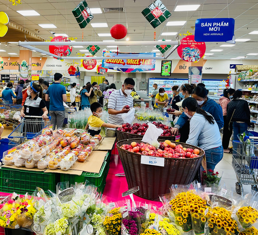 Lượng người đổ về các siêu thị mua sắm rất đông trong ngày 28 Tết. Ảnh: Vũ Thảo Lượng người đổ về các siêu thị mua sắm rất đông trong ngày 28 Tết. Ảnh: Vũ Thảo