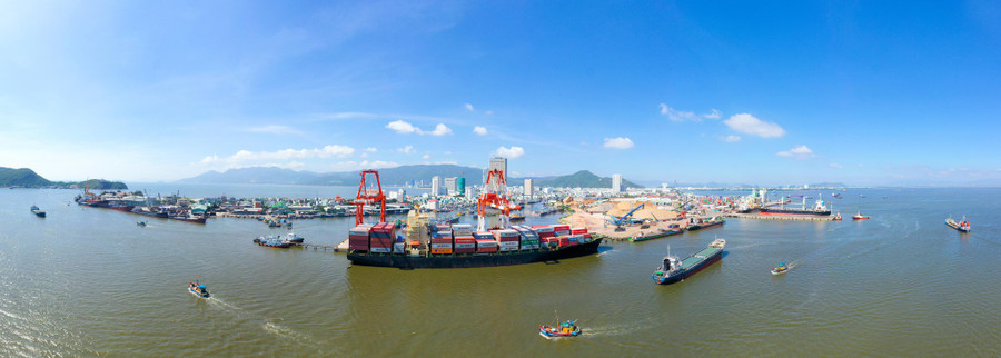 Cảng biển Quy Nhơn, nơi tấp nập tàu thuyền trong nước và quốc tế qua lại. Ảnh: Nguyễn Dũng