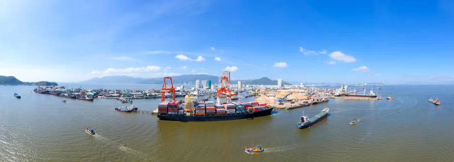 Cảng biển Quy Nhơn, nơi tấp nập tàu thuyền trong nước và quốc tế qua lại. Ảnh: Nguyễn Dũng