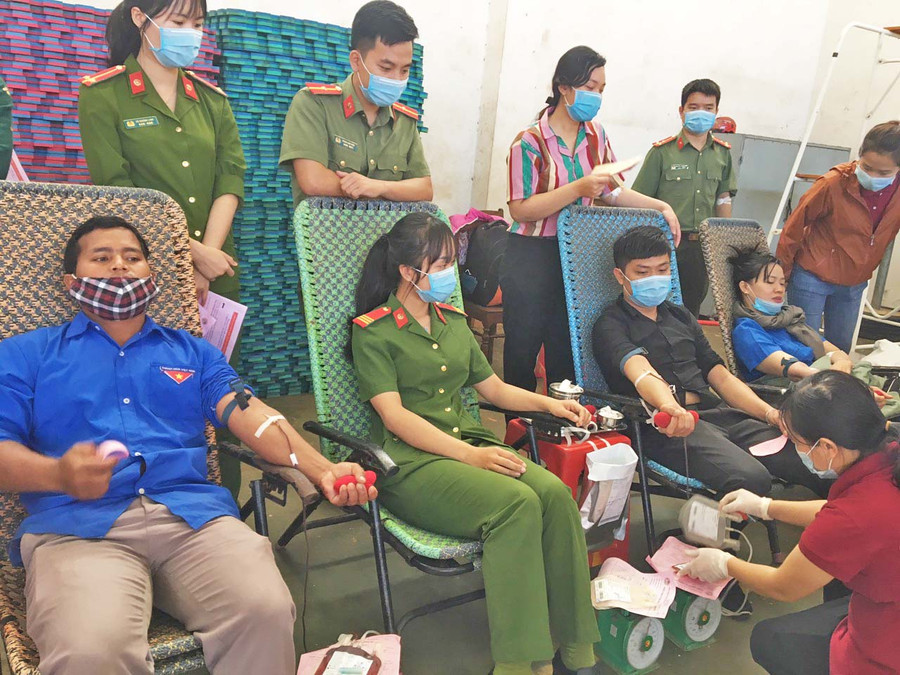 Khen thưởng các tập thể, cá nhân có thành tích trong phong trào HMTN 2021. Ảnh: Hồng Ngọc