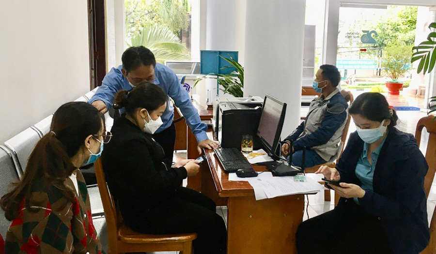 Hướng dẫn người lao động đăng ký VssID-BHXH số. Ảnh: Thu Hà Hướng dẫn người lao động đăng ký VssID - BHXH số. Ảnh: Thu Hà