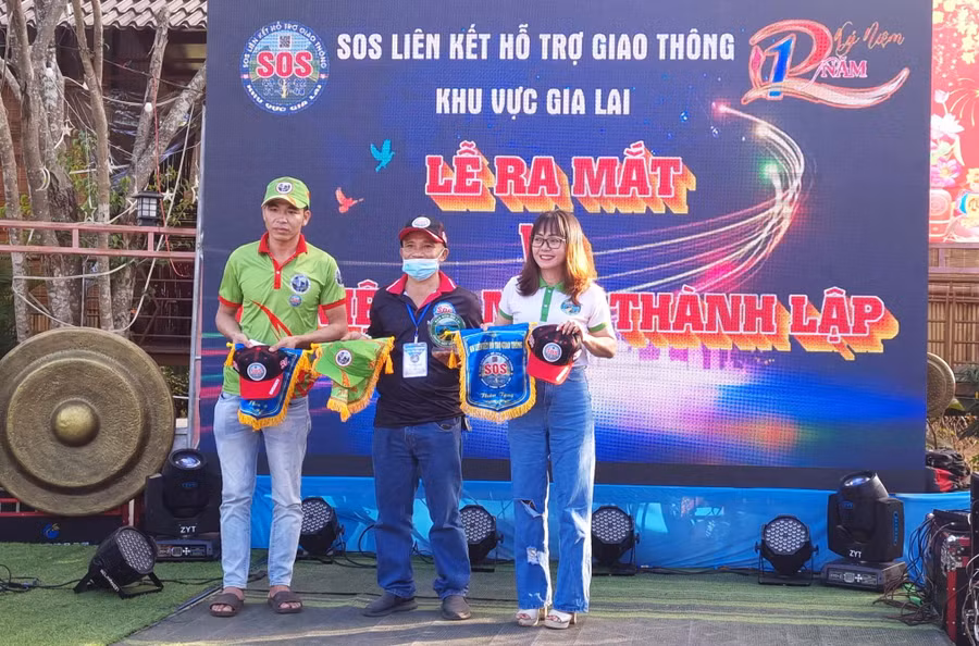 Ban tổ chức tặng cờ cho các nhóm bạn hữu trên địa bàn tỉnh. Ảnh: Hà Phương