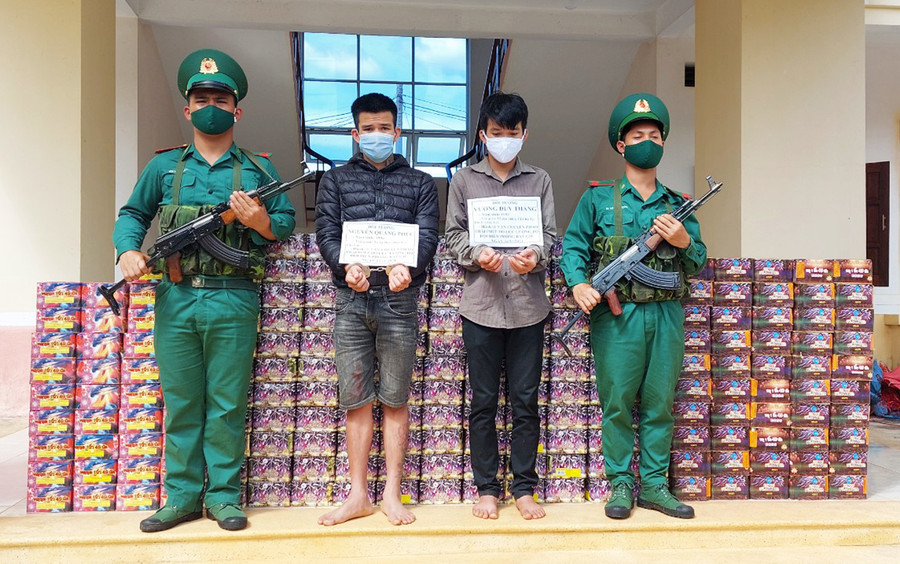 Các đối tượng và tang vật trong vụ vận chuyển gần 900 kg pháo. Ảnh: Vĩnh Hoàng Các đối tượng và tang vật trong vụ vận chuyển gần 900 kg pháo. Ảnh: Vĩnh Hoàng