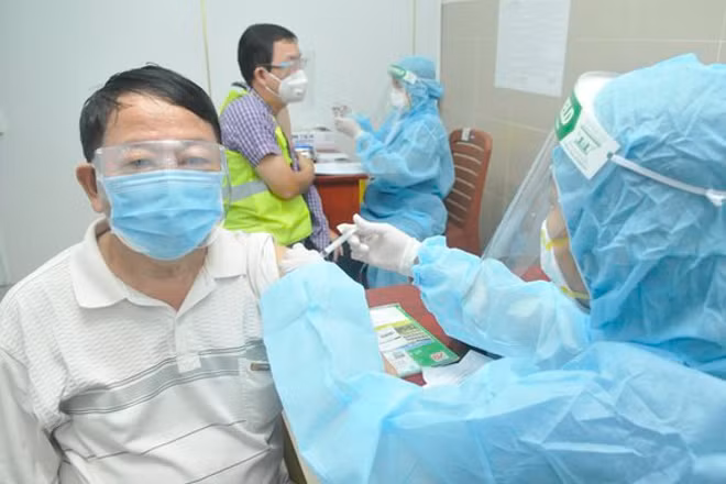  Các địa phương đẩy nhanh tiến độ tiêm vaccine phòng COVID-19 mũi 3 cho người dân Ảnh: Cao Thắng