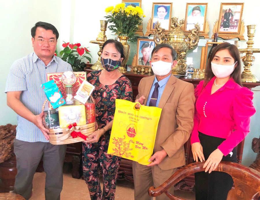 Trưởng Ban Tuyên giáo Tỉnh ủy thăm, chúc Tết gia đình ông Trần Ngọc Sơn. Ảnh: Đinh Yến