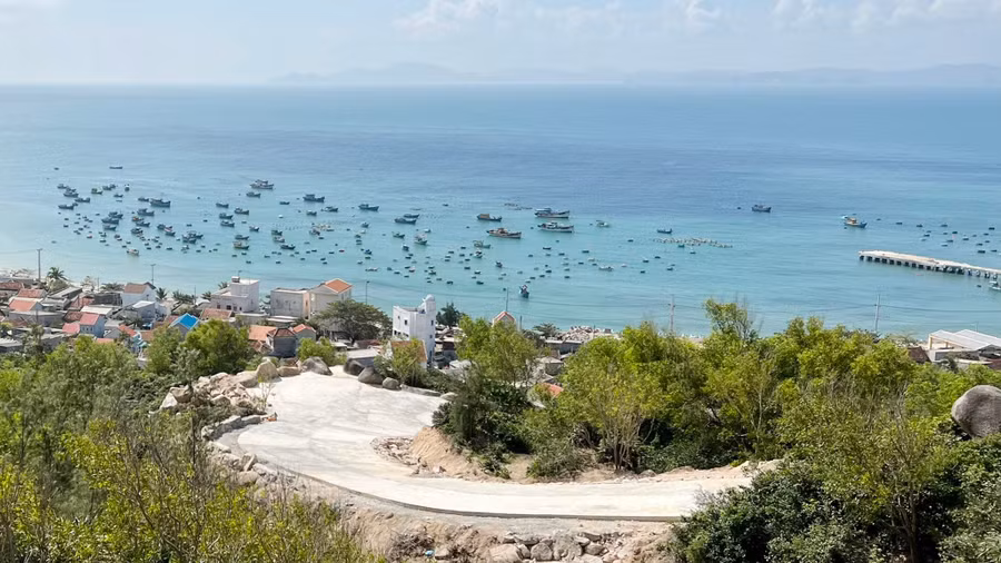 Nhiều tuyến đường giao thông ở Nhơn Châu sẽ được mở rộng để phục vụ du lịch. Ảnh: Hoàng Trọng Nhiều tuyến đường giao thông ở Nhơn Châu sẽ được mở rộng để phục vụ du lịch. Ảnh: Hoàng Trọng