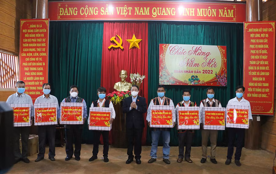 Tặng quà cho 7 thôn, làng trên địa bàn xã Gào có điều kiện vui đón Tết cổ truyền của dân tộc. Ảnh: Quang Tấn