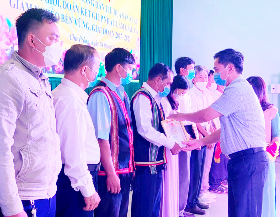 Nhiều hội viên nông dân được UBND huyện Chư Prông khen thưởng vì vượt khó vươn lên làm kinh tế giỏi. Ảnh: Hồng Thương