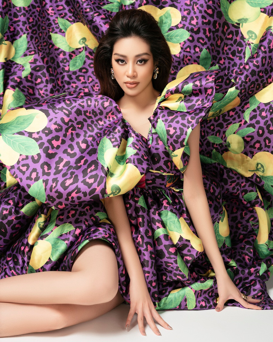 Bộ ảnh gồm hai concept khác nhau. Dù vậy, cả hai lại dung hòa và kết hợp đan xen yếu tố trẻ trung, tươi mới, màu sắc rực rỡ của mùa xuân như vàng, đỏ, cam, tím... Ảnh: Rin Trần Bộ ảnh gồm hai concept khác nhau. Dù vậy, cả hai lại dung hòa và kết hợp đan xen yếu tố trẻ trung, tươi mới, màu sắc rực rỡ của mùa xuân như vàng, đỏ, cam, tím... Ảnh: Rin Trần