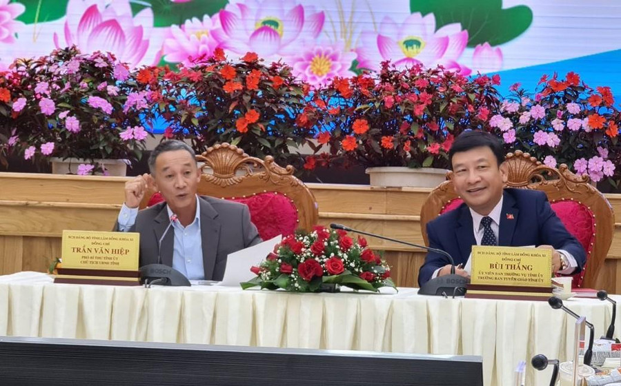 Ông Trần Văn Hiệp, Chủ tịch UBND tỉnh Lâm Đồng (bên trái) và ông Bùi Thắng, Trưởng ban Tuyên giáo Tỉnh ủy Lâm Đồng tại buổi gặp gỡ, đối thoại báo chí. Ảnh: Lâm Viên