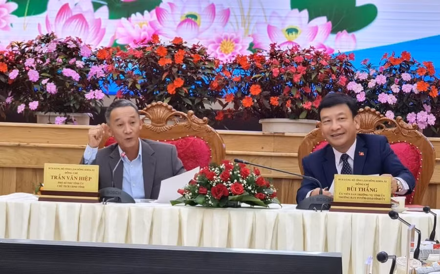 Ông Trần Văn Hiệp, Chủ tịch UBND tỉnh Lâm Đồng (bên trái) và ông Bùi Thắng, Trưởng ban Tuyên giáo Tỉnh ủy Lâm Đồng tại buổi gặp gỡ, đối thoại báo chí. Ảnh: Lâm Viên