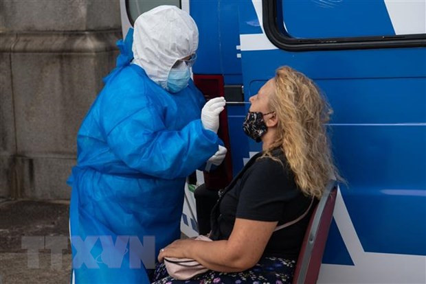 Lấy mẫu xét nghiệm COVID-19 cho người dân tại Montevideo, Uruguay. Ảnh: AFP/TTXVN