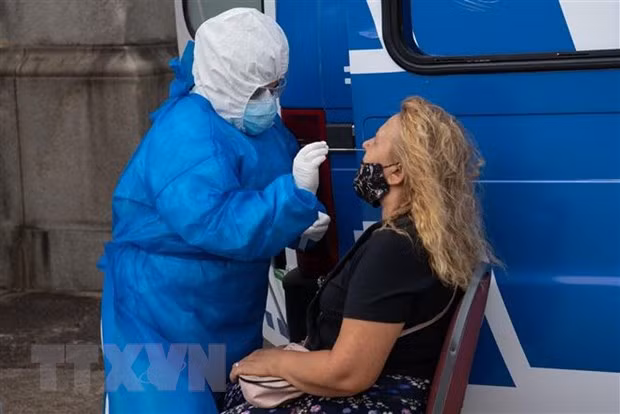 Lấy mẫu xét nghiệm COVID-19 cho người dân tại Montevideo, Uruguay. Ảnh: AFP/TTXVN