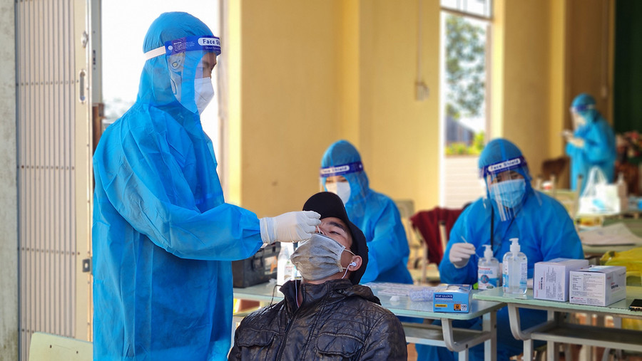  Lấy mẫu test nhanh Covid-19 toàn bộ người dân làng Ia Lang (phường Chi Lăng, TP. Pleiku). Ảnh: Bá Bính