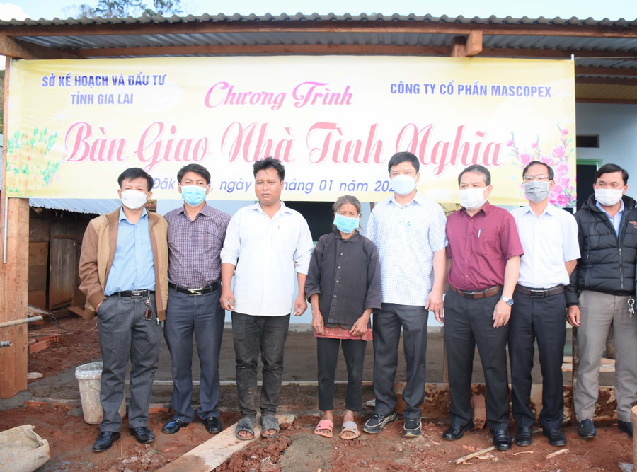 Bàn giao nhà tình nghĩa cho hộ bà Đinh Thị Khoai-làng Hà Đừng 1, (xã Đak Rong, huyện Kbang). Ảnh: Minh Nguyễn