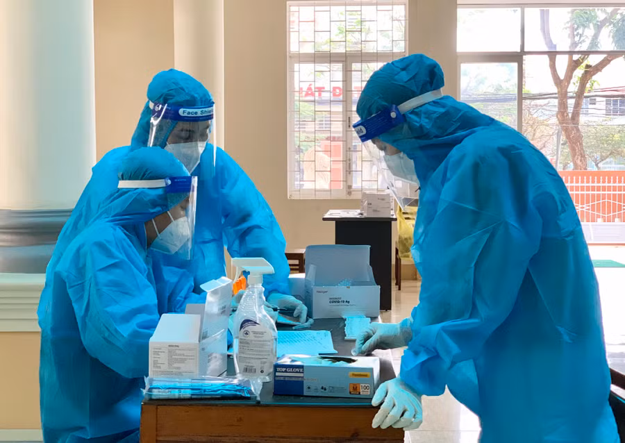 Lực lượng y tế tiếp tục lấy mẫu xét nghiệm tầm soát SARS-CoV-2 trên địa bàn TP.Pleiku. Ảnh: Như Nguyện