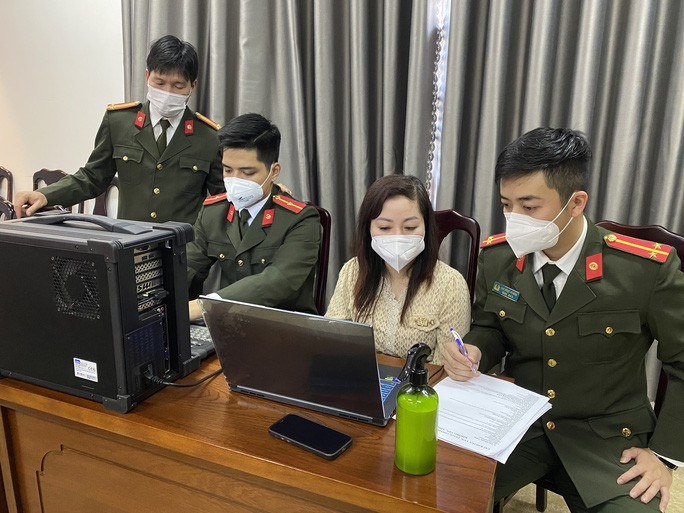 Nguyễn Thị Huyền Trang tại cơ quan công an