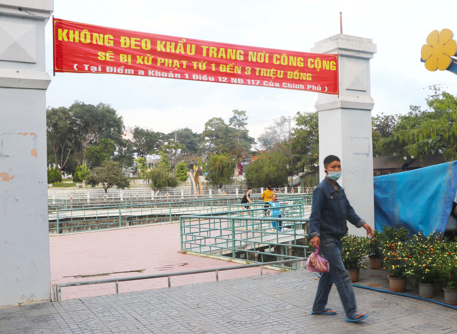Những khẩu hiệu tuyên truyền đeo khẩu ở nơi công cộng được thị xã An Khê treo tại khu vực chợ hoa Tết. Ảnh: Ngọc Minh