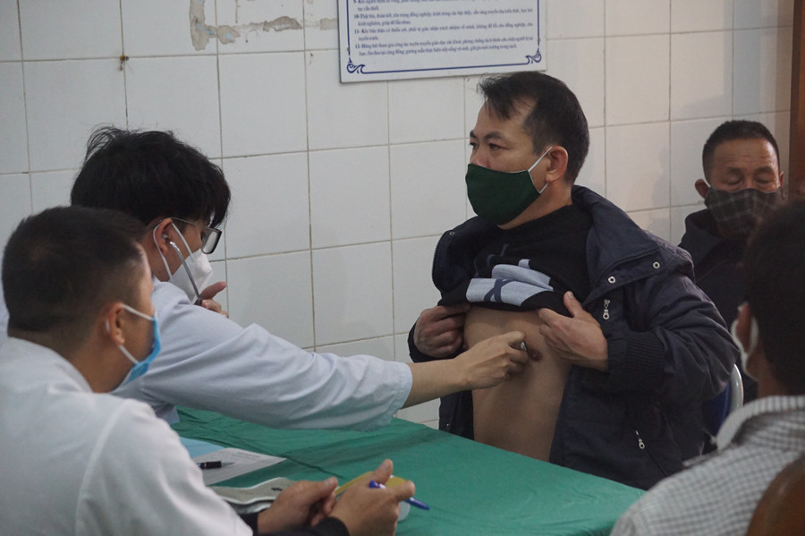 Người dân huyện đảo Bạch Long Vĩ được khám và phát thuốc miễn phí