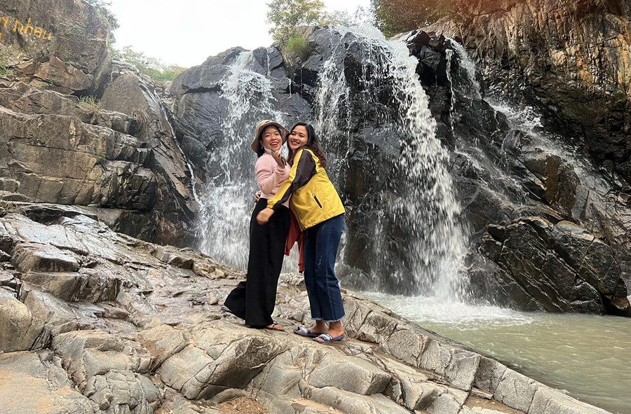 Chị Ksor H'Mrơn (bìa trái, xã Ia Tul, huyện Ia Pa) cùng bạn bè đi dã ngoại tại suối đá (thị xã Ayun Pa) trong ngày đầu năm. Ảnh: Vũ Chi Chị Ksor H'Mrơn (bìa trái, xã Ia Tul, huyện Ia Pa) cùng bạn bè đi dã ngoại tại Suối đá (thị xã Ayun Pa) trong ngày đầu năm. Ảnh: Vũ Chi