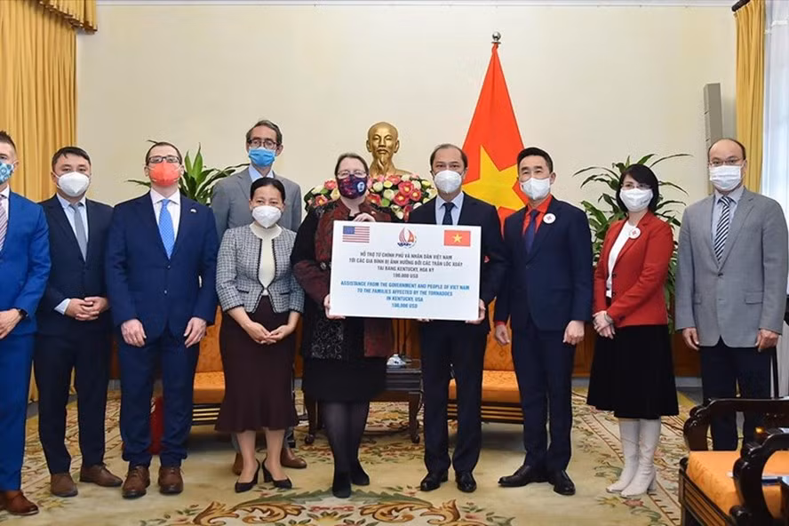 Lễ trao tặng 100.000 USD của Việt Nam ủng hộ Mỹ khắc phục hậu quả bão lốc. Ảnh: BNG