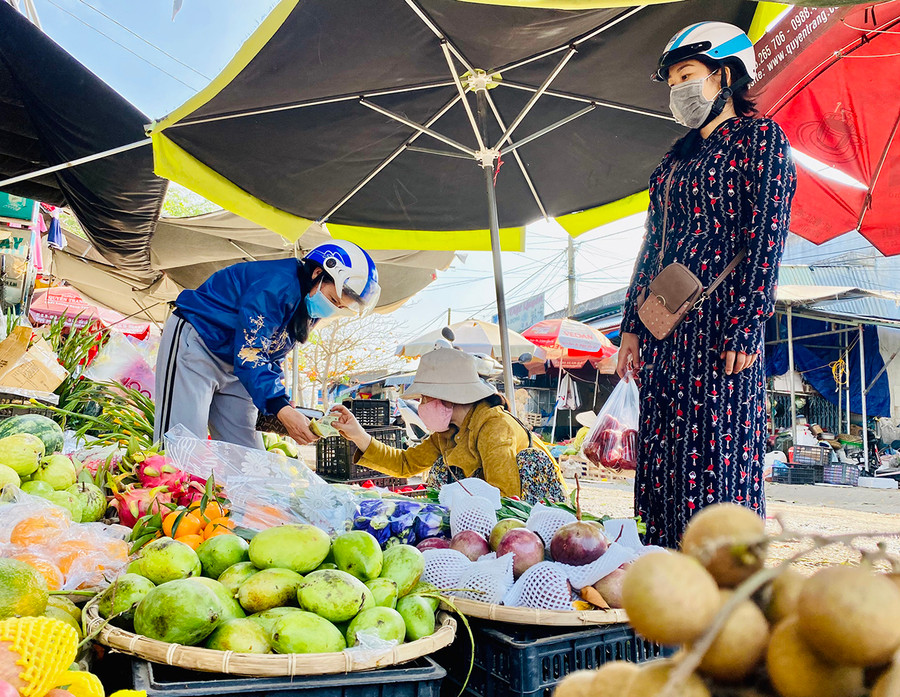 Chị Phan Thị Thanh Thảo (giữa) dự định bày bán trái cây đến 10 giờ tối mới dọn hàng để đón Giao thừa. Ảnh: Mộc Trà Chị Phan Thị Thanh Thảo (giữa) dự định bày bán trái cây đến 10 giờ tối tôi mới dọn hàng để đón Giao thừa. Ảnh: Mộc Trà