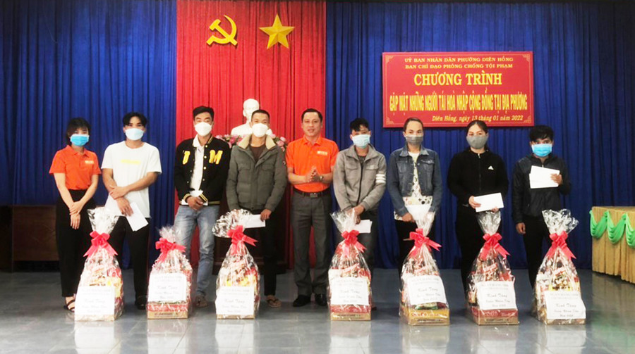 SHB Chi nhánh Gia Lai trao tặng 50 phần quà là hiện vật cho bà con nghèo trên địa bàn phường Diên Hồng, TP. Pleiku. Ảnh: Sơn Ca