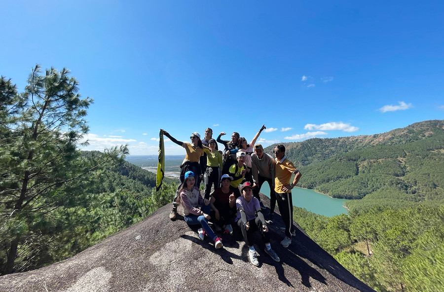 Nhiều bạn trẻ chọn tour du lịch chinh phục đỉnh núi Chư Nâm (huyện Chư Păh) trong ngày Têt Dương lịch. Ảnh: Long Trọng 