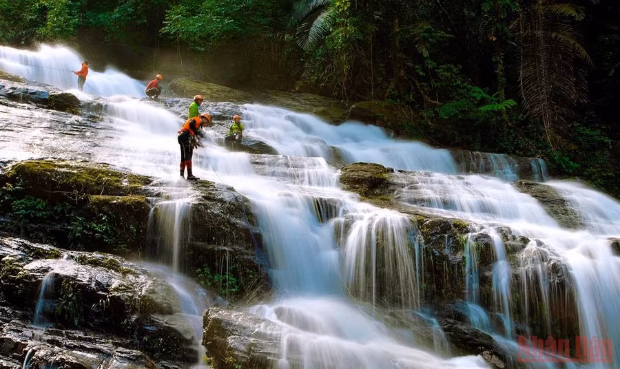  Chinh phục thác Tiên trong rừng Động Châu (Quảng Bình).