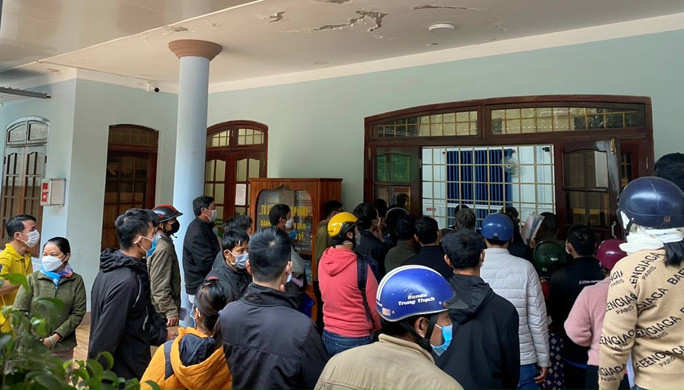 Người dân chen chân làm thủ tục mua bán đất đai