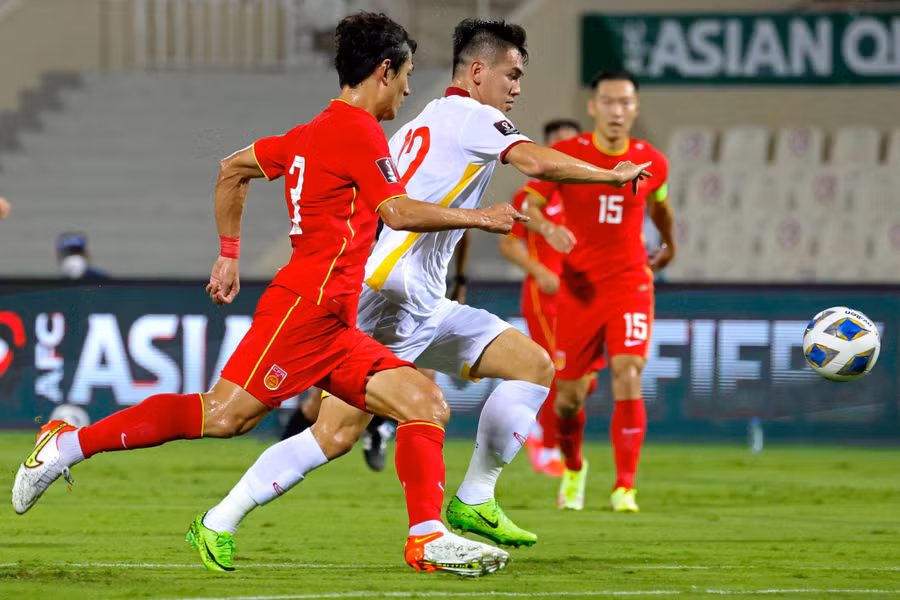 Tiến Linh ghi bàn gỡ hòa 2-2 trận gặp Trung Quốc tại vòng loại World Cup 2022. Ảnh: AFP
