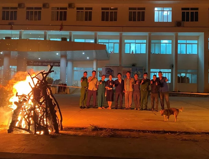 Đốt lửa tạo không khí vui tươi trước giờ khắc đón chào năm mới