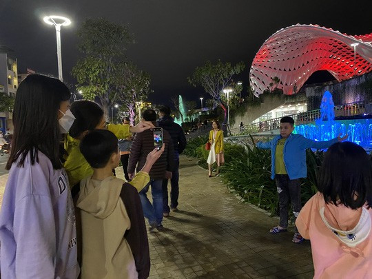 Phía bên ngoài Công viên APEC cũng là điểm 