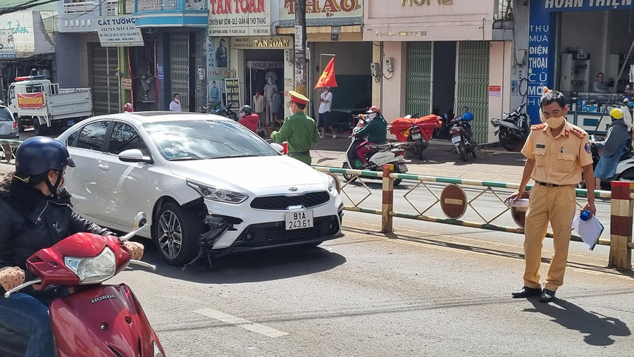  Lực lượng chức năng Công an TP. Pleiku điều tiết giao thông và điều tra nguyên nhân vụ tai nạn. Ảnh: Hà Phương