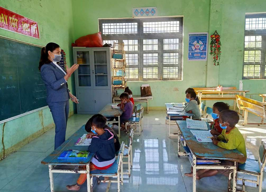 Đã nhiều năm cô Dân dạy học tại điểm trường thôn Đăk Vít. Ảnh: V.P