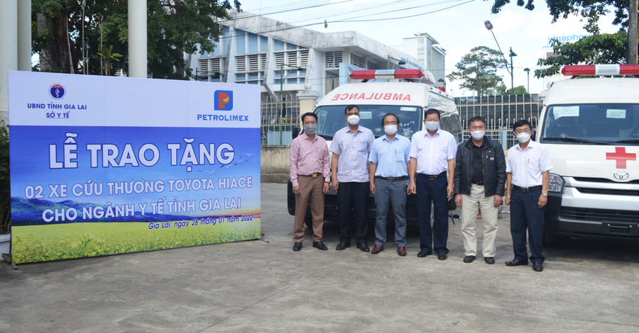 Đại diện Công ty và Sở Y tế tại lễ bàn giao 2 xe cứu thương. Ảnh: Anh Huy