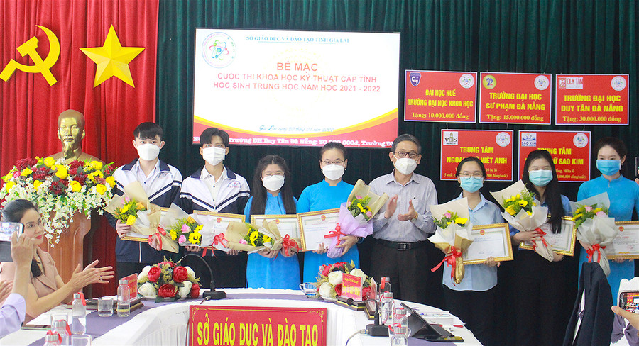 Giám đốc Sở GD-ĐT Lê Duy Định trao thưởng cho các học sinh có dự án đạt giải nhất tại cuộc thi. Ảnh: Mộc Trà