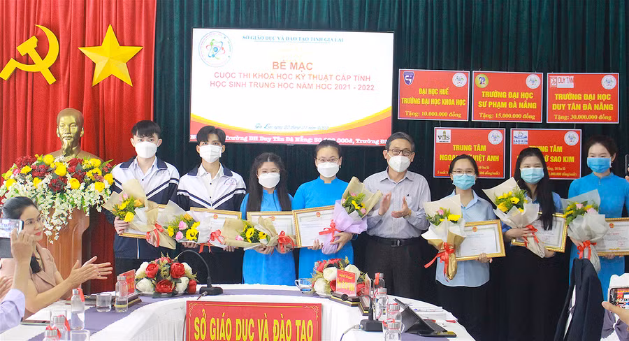 Giám đốc Sở GD-ĐT Lê Duy Định trao thưởng cho các học sinh có dự án đạt giải nhất tại cuộc thi. Ảnh: Mộc Trà