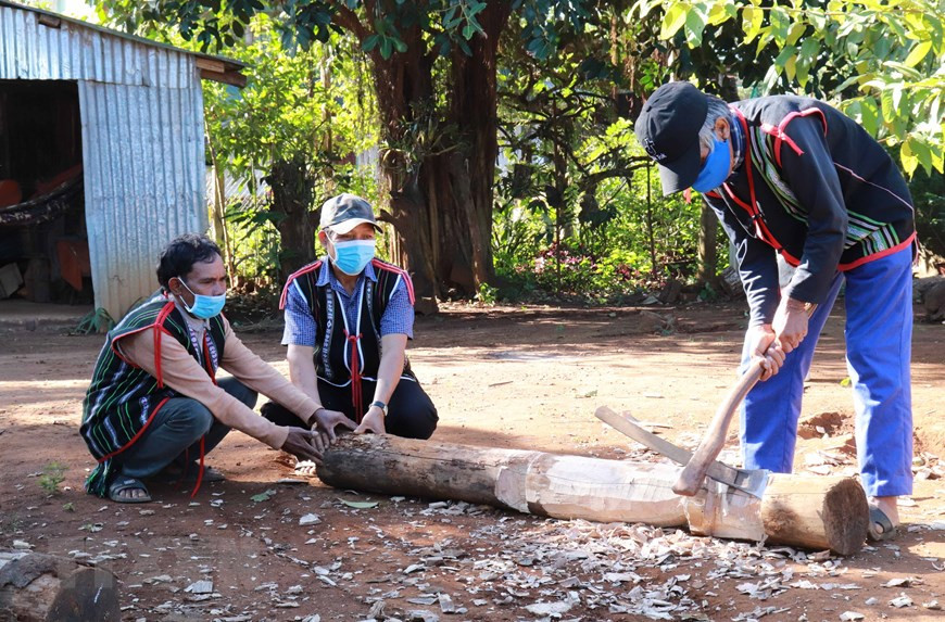 Để tạc được bức tượng như ý cho làng, các nghệ nhân thường bàn bạc, thống nhất ý kiến với nhau. Ảnh: Hồng Điệp/TTXVN Để tạc được bức tượng như ý cho làng, các nghệ nhân thường bàn bạc, thống nhất ý kiến với nhau. Ảnh: Hồng Điệp/TTXVN