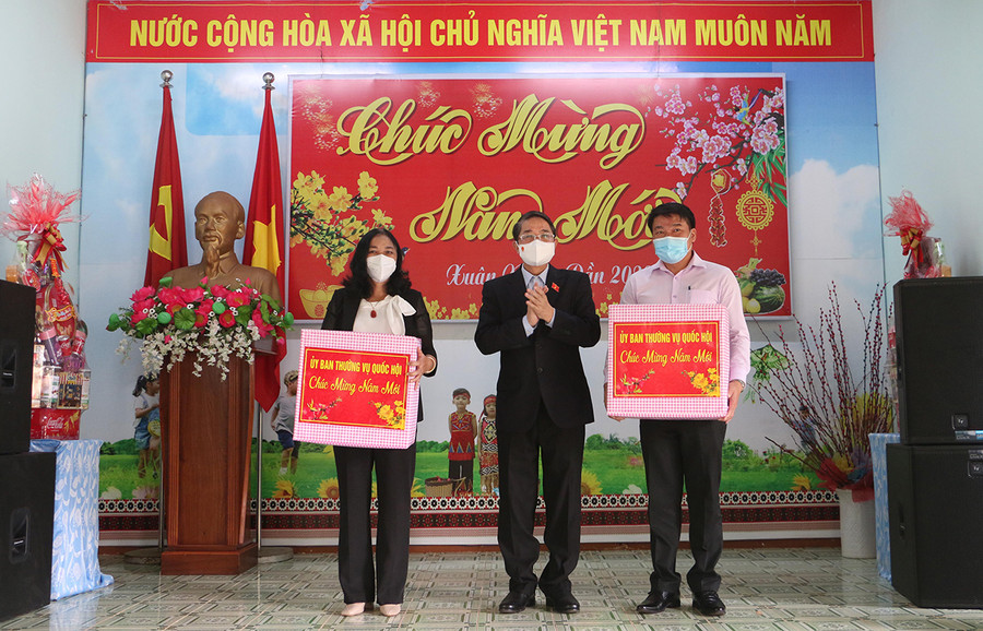 Phó Chủ tịch Quốc hội Nguyễn Đức Hải tặng quả của Ủy ban Thường vụ Quốc hội tặng quà Tết cho Trung tâm Bảo trợ xã hội tổng hợp tỉnh và Làng Trẻ em SOS, TP. Pleiku. Ảnh: Quang Tấn