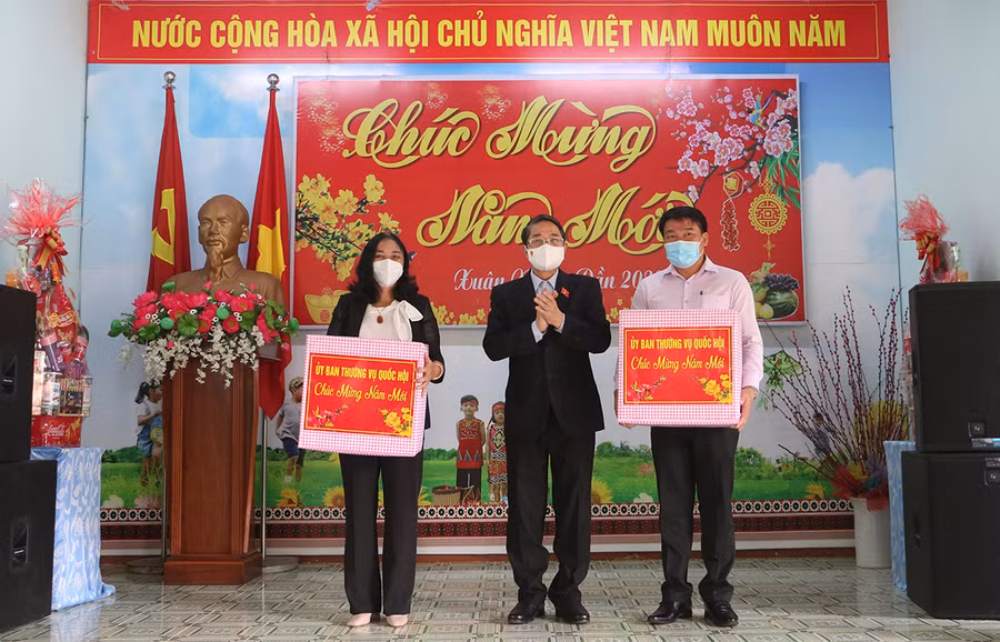 Phó Chủ tịch Quốc hội Nguyễn Đức Hải tặng quả của Ủy ban Thường vụ Quốc hội tặng quà Tết cho Trung tâm Bảo trợ xã hội tổng hợp tỉnh và Làng Trẻ em SOS, TP. Pleiku. Ảnh: Quang Tấn