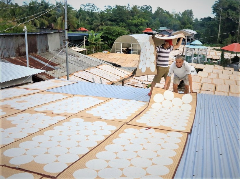 Người dân tận dụng mái nhà để phơi bánh phồng. Ảnh: CTV.